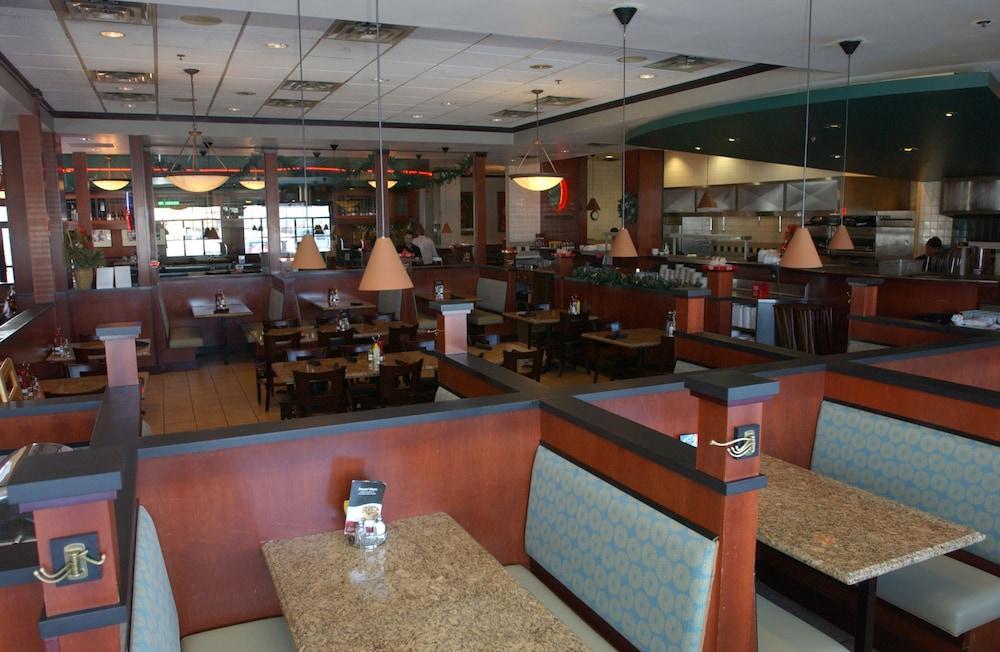Holiday Inn Hotel & Suites オワトナ エクステリア 写真