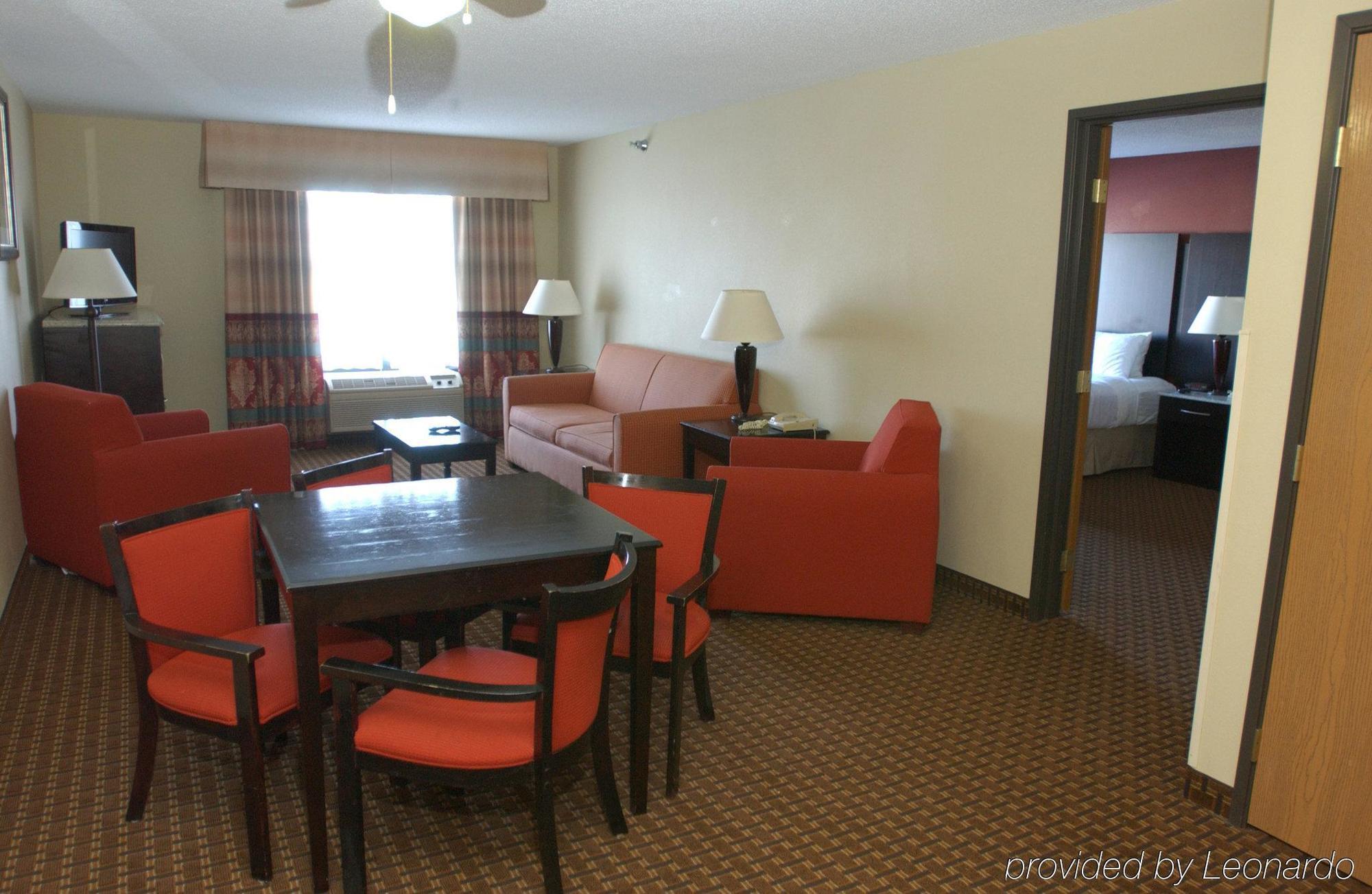 Holiday Inn Hotel & Suites オワトナ エクステリア 写真