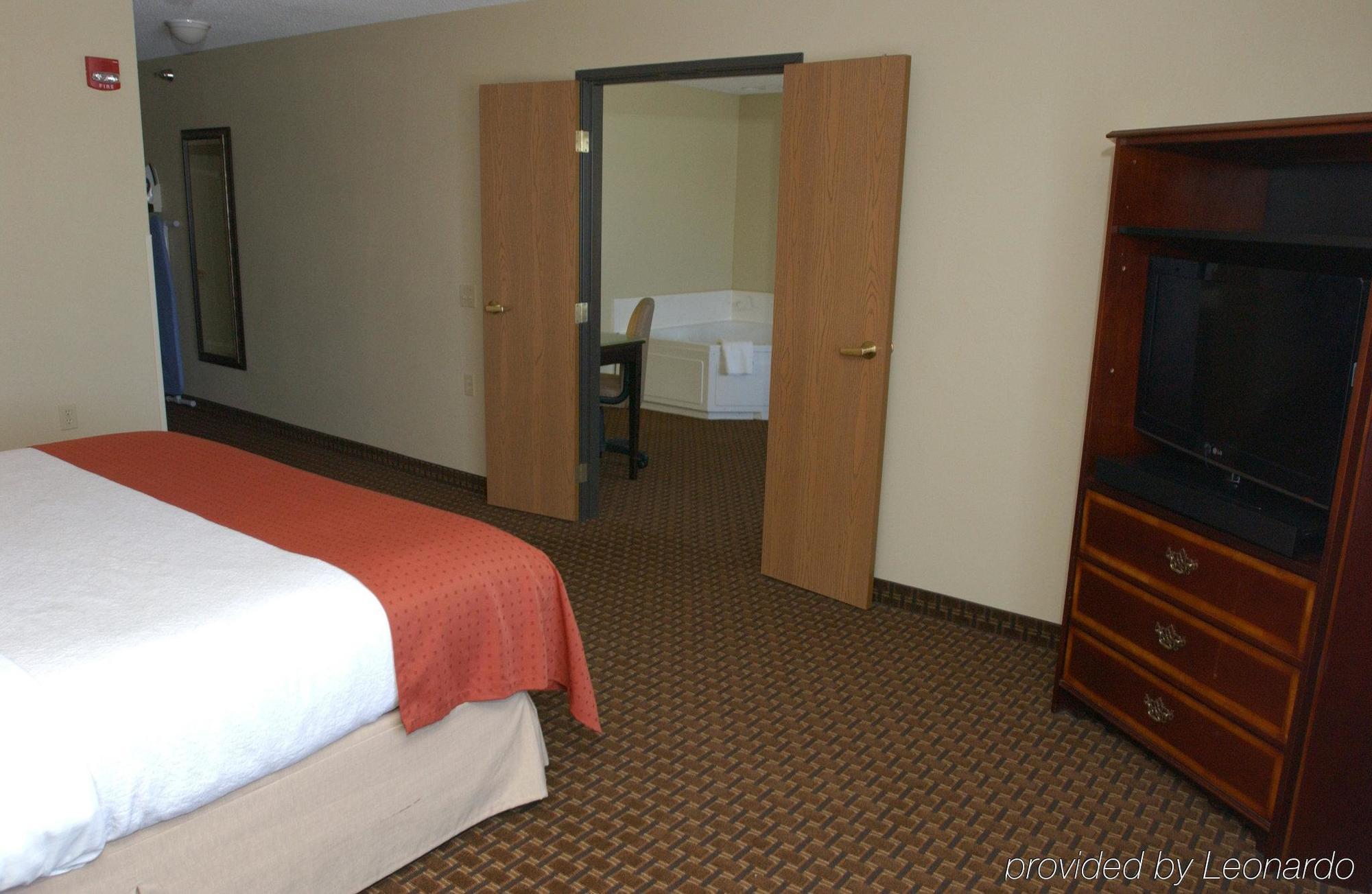 Holiday Inn Hotel & Suites オワトナ エクステリア 写真