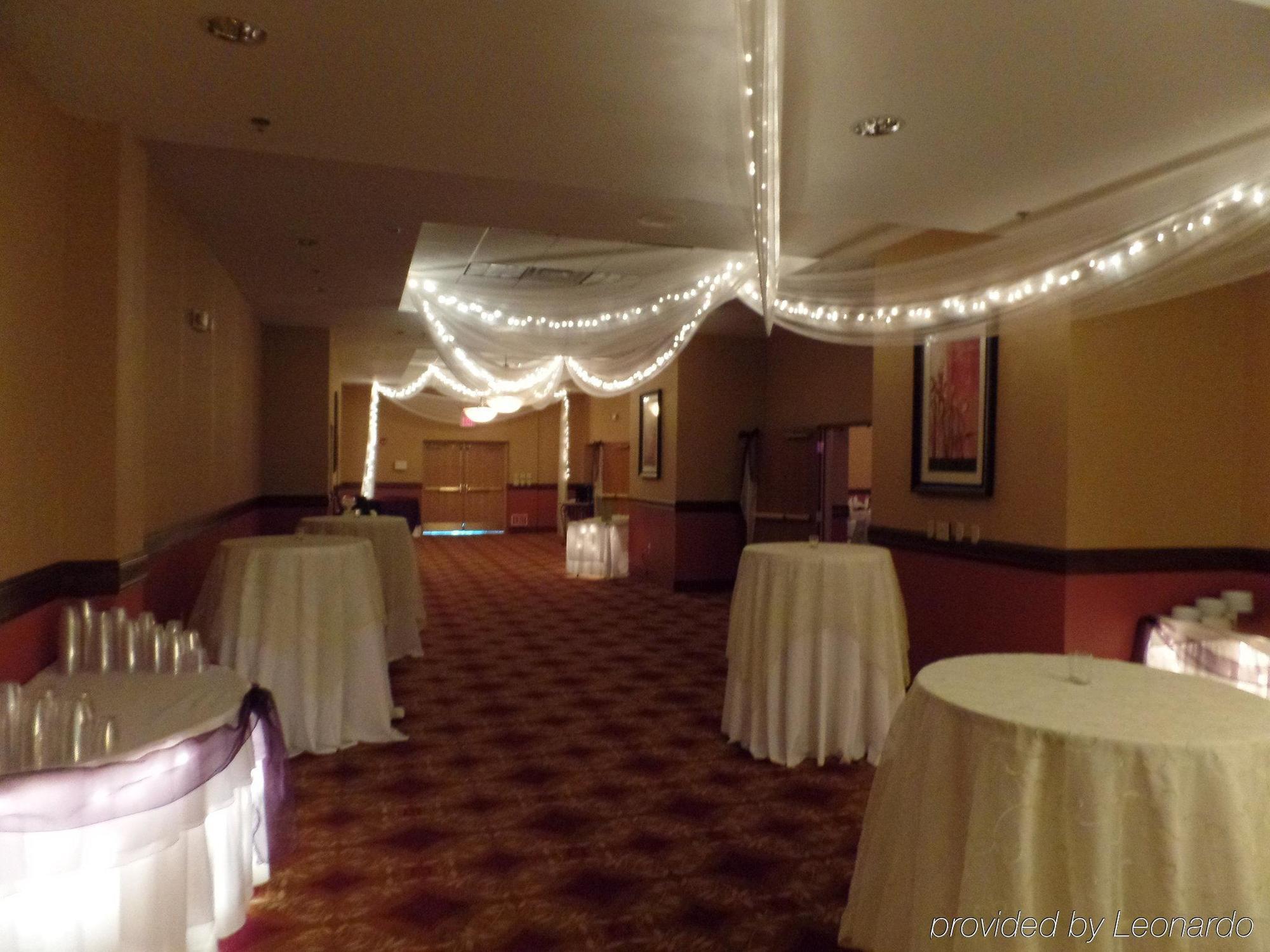 Holiday Inn Hotel & Suites オワトナ エクステリア 写真