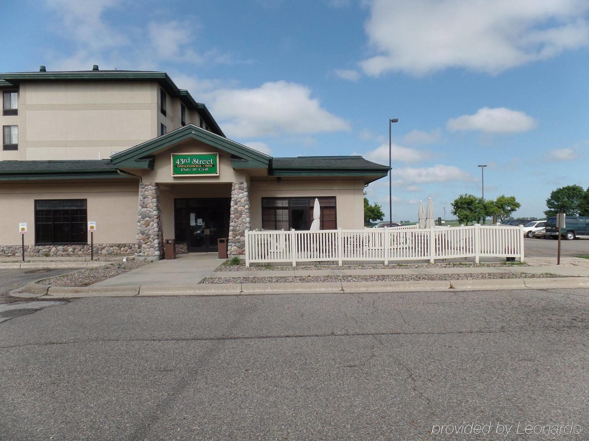 Holiday Inn Hotel & Suites オワトナ エクステリア 写真