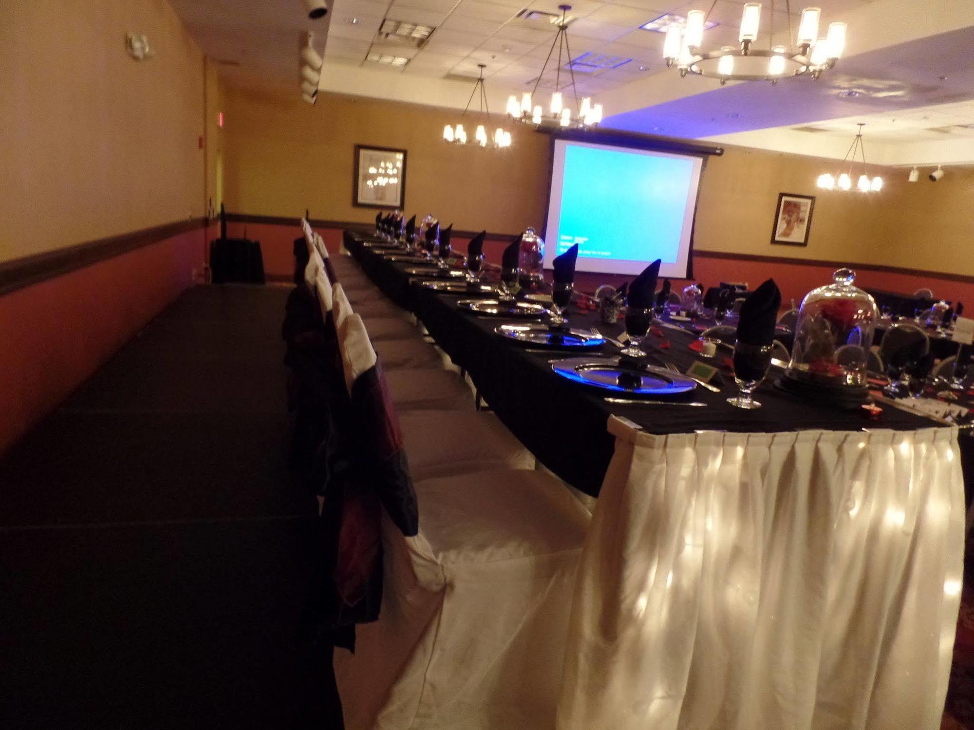 Holiday Inn Hotel & Suites オワトナ エクステリア 写真