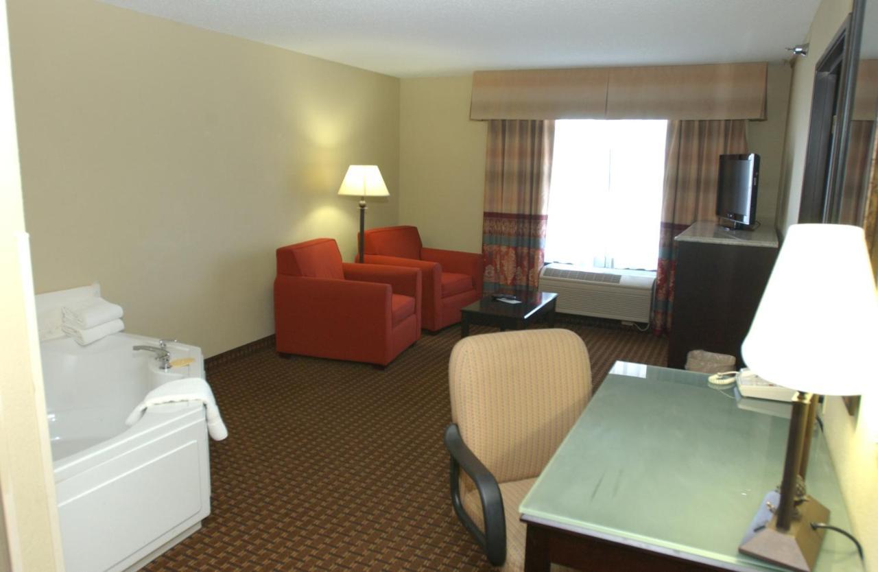 Holiday Inn Hotel & Suites オワトナ エクステリア 写真