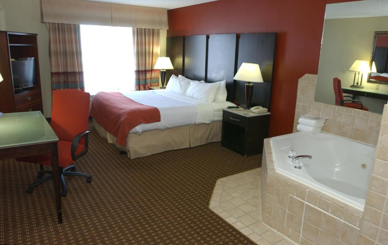 Holiday Inn Hotel & Suites オワトナ エクステリア 写真